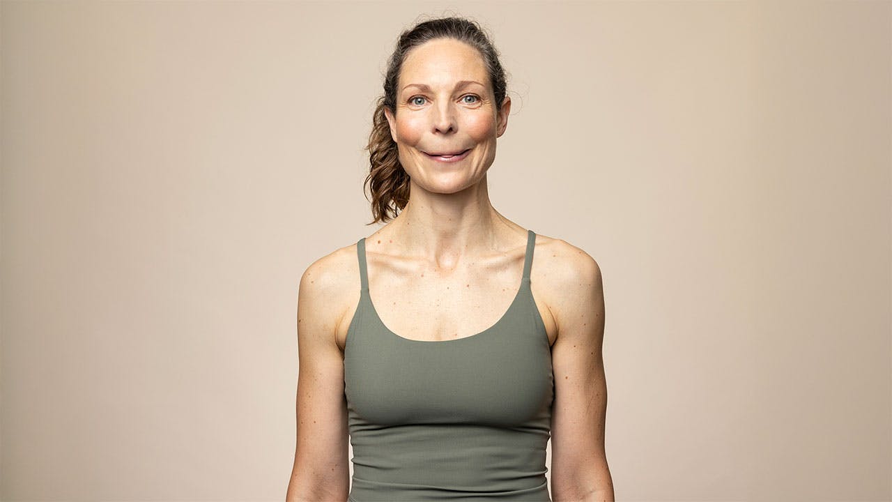 Kvinde laver ansigtsyoga Kvinde laver ansigtsyoga